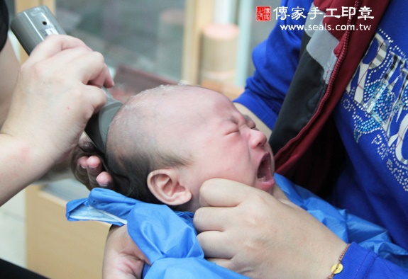 簡寶寶(新北永和區嬰兒寶寶滿月剃頭理髮、免費嬰兒剃胎毛儀式吉祥話)。中國風會場，爸媽寶貝免費穿「日中韓」古裝禮服。專業拍照、DVD光碟、證書。★購買「臍帶章、肚臍章、胎毛筆刷印章」贈送：剃頭、收涎、抓周，三選一。 2015.11.18 照片17